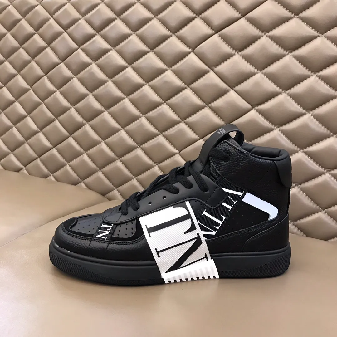 p480 "VALETINO**" new high-top 🆕 calfskin lace-up sneakers. No man should be able to refuse these shoes. The classic color scheme is so handsome! Purchase a high-precision replica of the original version to instantly sell off the market currency! 6 VLTN logo rubber effect straps - Valentino Garavani Logo printed on the back and tongue, all materials are customized to ensure quality! Size: 38-44